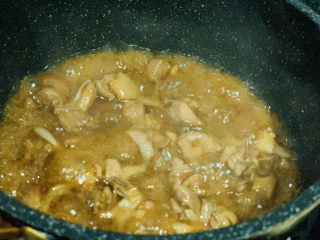 13、姜爆鸭子,倒入切好的鸭肉，大火把鸭肉爆干，爆出水分，鸭肉的腥味主要在皮下脂肪，这样爆干鸭肉脂肪，一点也不会腥，这时候要炒比较长时间；