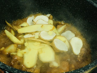 14、姜爆鸭子,鸭肉水分爆干差不多时，加入姜；