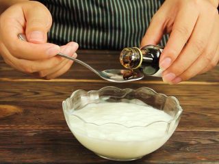 9、紫薯酸奶冰棒 | 软糯酸甜 抗氧化,在酸奶中加入5ml香草精，搅拌均匀