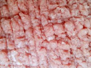 2、小馄饨+#挑战鸡蛋2的100种做法#,洗净挑出白筋，剁成肉末。