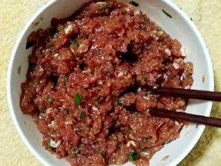 3、小馄饨+#挑战鸡蛋2的100种做法#,调好馅料。