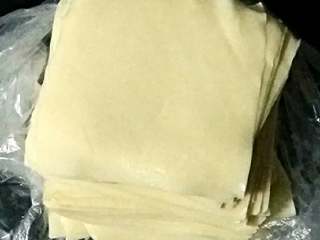 4、小馄饨+#挑战鸡蛋2的100种做法#,买好4方薄馄饨皮备用
