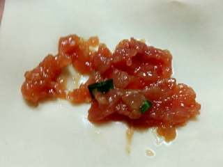 5、小馄饨+#挑战鸡蛋2的100种做法#,取一张皮放在手中，放馅料于中间。