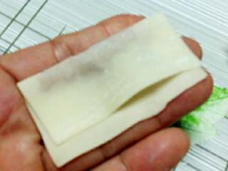 6、小馄饨+#挑战鸡蛋2的100种做法#,一边叠起面皮摁一下