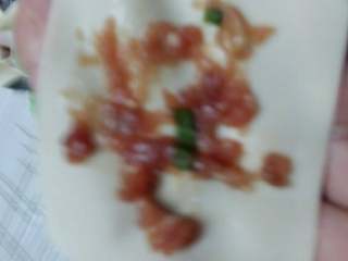 8、小馄饨+#挑战鸡蛋2的100种做法#,取一张皮，馅料尽量摊散一点，