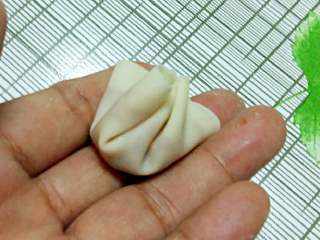 9、小馄饨+#挑战鸡蛋2的100种做法#,然后四个角一扭合，这是第二种包法。