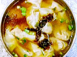 11、小馄饨+#挑战鸡蛋2的100种做法#,锅里放水烧开加入适量的盐，下小馄饨用锅铲搅拌一下，尽量不要有粘连烧开，倒入一点点凉水烧开即可。碗中放入一点点干紫菜，葱花，美味鲜，鸡精和醋用汤水调开加入小馄饨，一碗美味的小馄饨出锅了。