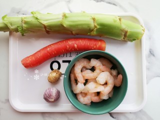 1、莴笋炒虾仁,准备食材。