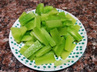 3、莴笋炒虾仁,将莴笋去皮切成条状。