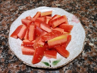 4、莴笋炒虾仁,将胡萝卜洗净切成条状。