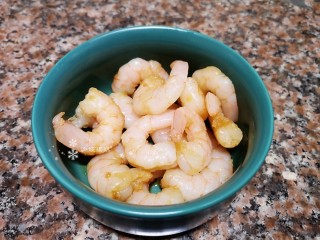 5、莴笋炒虾仁,虾仁加入适量生抽拌匀备用。（这里用的是去线虾仁）