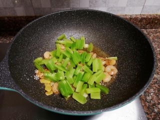 9、莴笋炒虾仁,放入莴笋翻炒片刻。