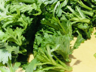 2、茼蒿炒鸡蛋,切段，把茼蒿根和叶子分开；