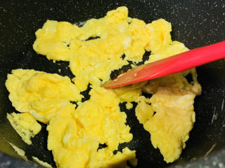 7、茼蒿炒鸡蛋,大火炒香；