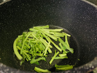 9、茼蒿炒鸡蛋,锅里再加1勺油，倒入茼蒿根；