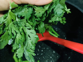 11、茼蒿炒鸡蛋,加入茼蒿叶子；