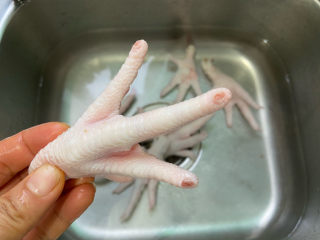 4、香辣卤鸡爪,剪掉指甲