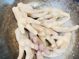 10、香辣卤鸡爪,鸡爪倒入锅中