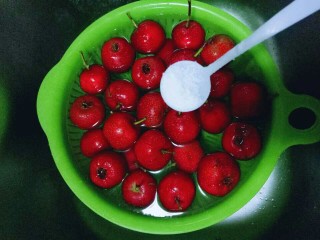 2、零添加山楂罐头,再加入食用盐，冷水泡15分钟。