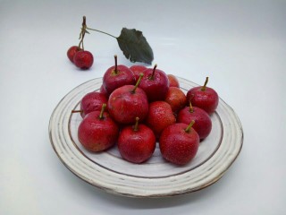 3、零添加山楂罐头,泡好的山楂捞出，淋干水份。