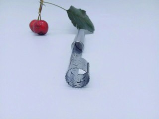 4、零添加山楂罐头,准备去核工具，特别好用。