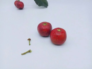 6、零添加山楂罐头,将洗干净的山楂去蒂。