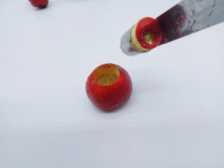 8、零添加山楂罐头,叮当核轻松的下来了呦～如果没有去核工具，也可以借助一根筷子，也可以不去核，吃的时候吐掉也可以，根据个人喜欢。