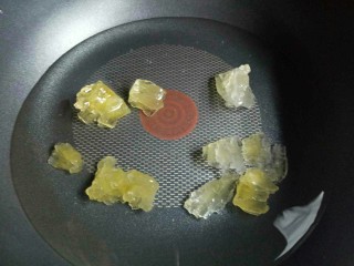 13、零添加山楂罐头,锅中加入水，加入冰糖，大火烧开，转中火使冰糖融化。