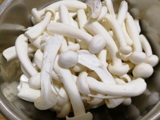 4、减脂系#素炒白玉菇青椒#,白玉菇用清水洗一下,大块儿的从中间撕开。