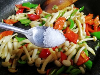 18、减脂系#素炒白玉菇青椒#,出锅前放入半小勺味精提味儿。