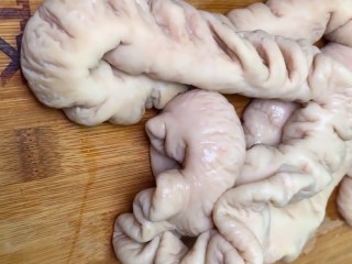 1、香辣肥肠,肥肠用生粉，盐，紫苏彻底揉干净，然后翻过来，把里面清洗干净