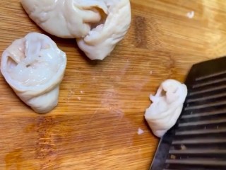 2、香辣肥肠,然后改刀切成小块