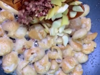 4、香辣肥肠,加姜片，蒜片，干花椒炒香