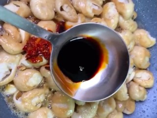 5、香辣肥肠,然后放料酒，红油豆瓣酱，生抽，耗油，老抽