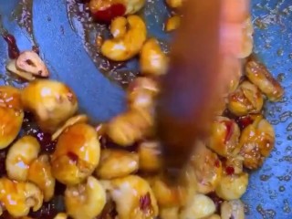 6、香辣肥肠,翻炒均匀炒香酱料