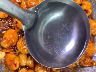 7、香辣肥肠,然后加一勺清水，小火煮三分钟入味