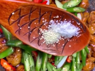 8、香辣肥肠,汤汁浓稠，倒入辣椒段，葱段，鸡精，白糖调味
