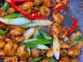 9、香辣肥肠,继续翻炒炒出香辣味即可