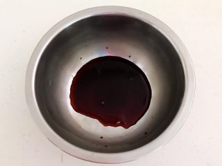 1、秘制烤辣椒,调制烧烤：把2小勺生抽放入碗里