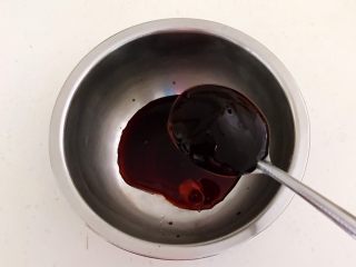 2、秘制烤辣椒,加入2勺蚝油