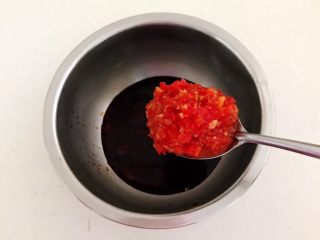 3、秘制烤辣椒,加入2勺自制辣椒酱