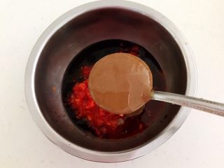 4、秘制烤辣椒,加入2勺芝麻酱