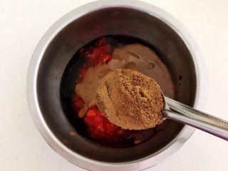 5、秘制烤辣椒,加入1勺孜然粉