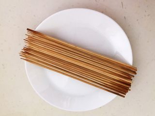 7、秘制烤辣椒,把竹签子用开水烫一下