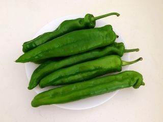 8、秘制烤辣椒,尖椒清洗干净