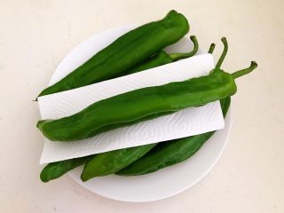 9、秘制烤辣椒,把尖椒用厨房用纸吸干水份