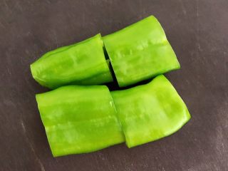 10、秘制烤辣椒,把尖椒切成3㎝长的小段