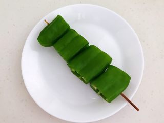 12、秘制烤辣椒,把辣椒段用竹签穿起来