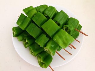 13、秘制烤辣椒,逐一穿好的辣椒串