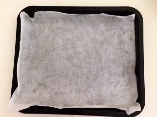 14、秘制烤辣椒,在烤盘里放入一张油脂